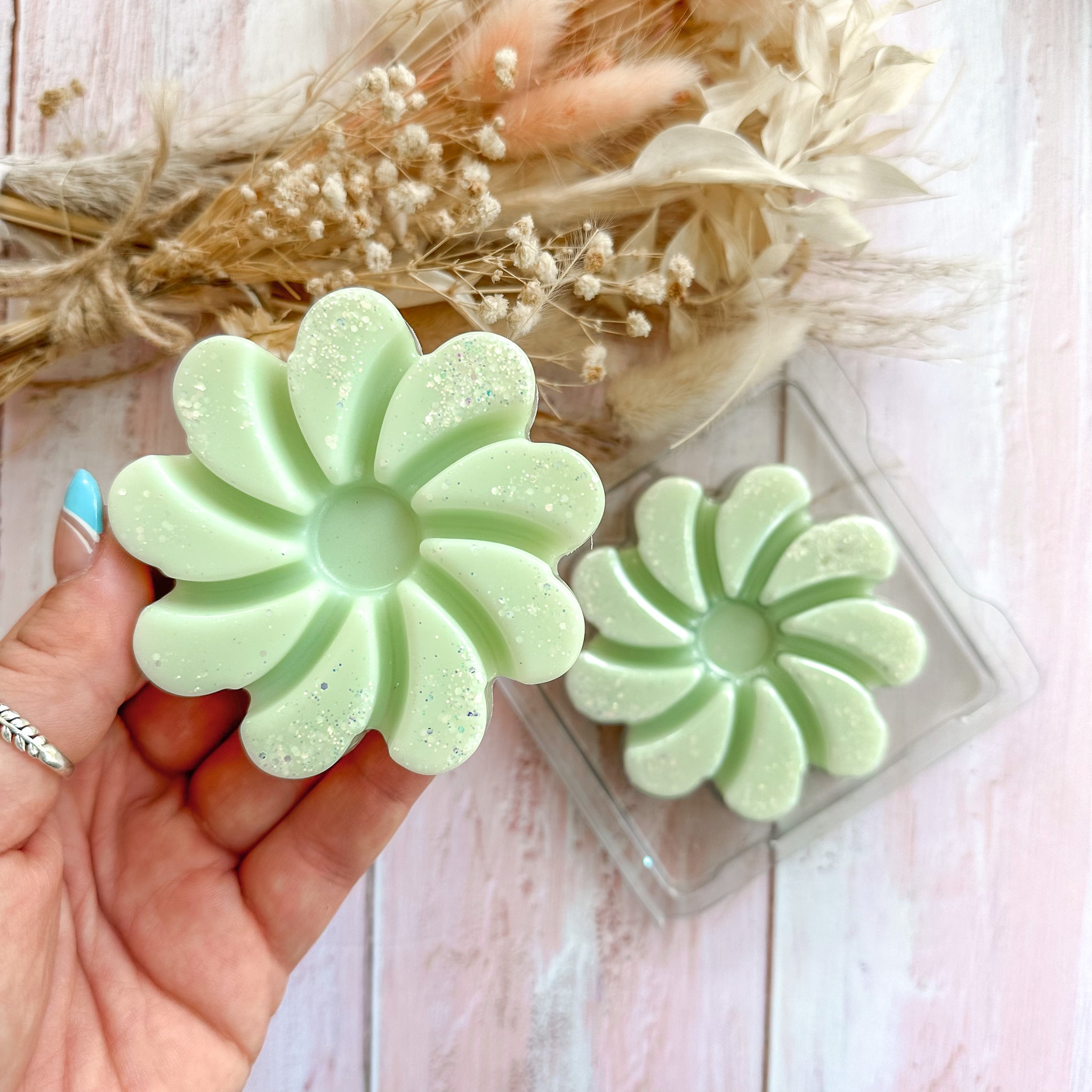 'Fresh Cut Grass' Flower Clamshell